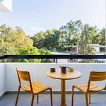 Modern Luxury 2br|park View & Balcony Apartman